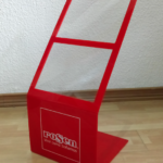 Porta Precio para Colchones- Materialidad: Acrílico. Tamaño: 34 cm ancho, 68 cm alto, 30 cm profundidad.